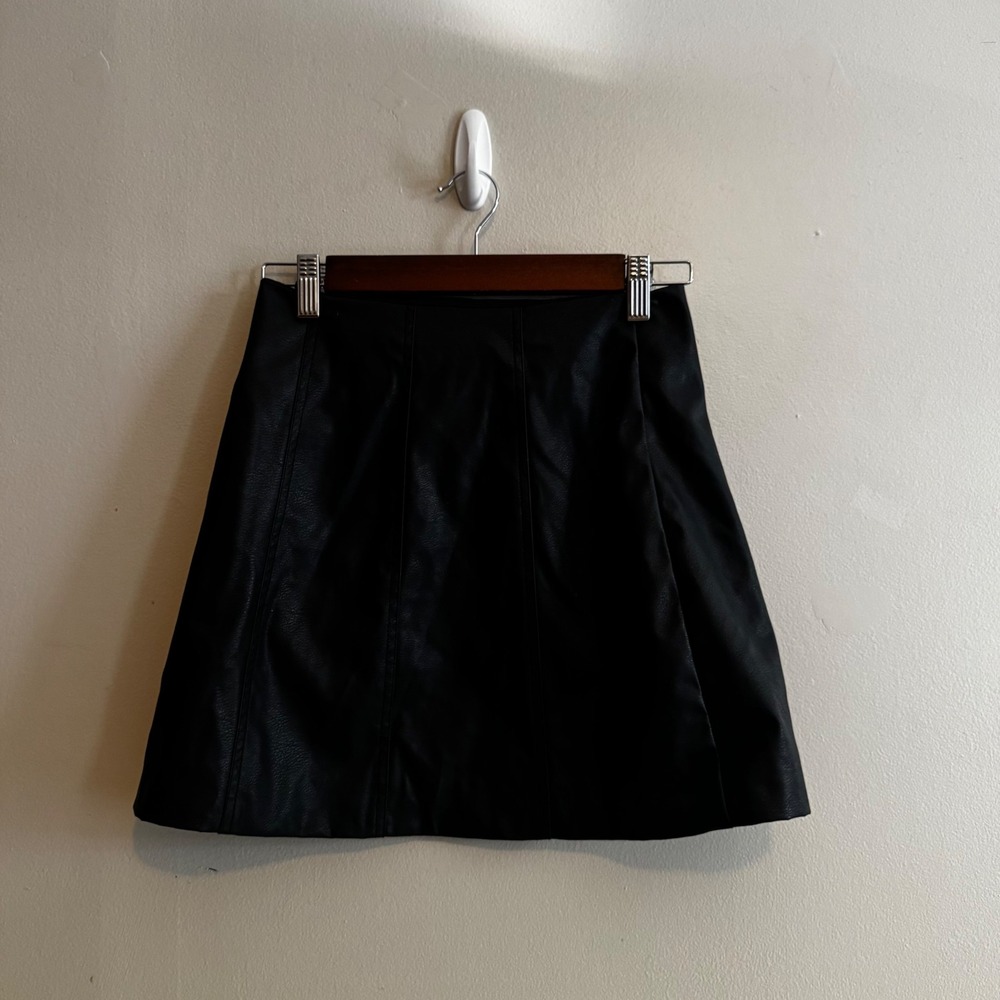 H&M Women's Black Faux Leather Zipper Mini Skirt Size 2 Whimsigoth Fall Layers